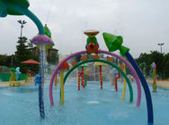 Ζωηρόχρωμο πάρκο παφλασμών νερού παιδικών χαρών νερού παιδιών κύκλων ουράνιων τόξων πάρκων ψεκασμού νερού