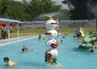 Τα παιδιά ποτίζουν τον εξοπλισμό παιδικών χαρών λιμνών για το πάρκο παφλασμών αντι - UV
